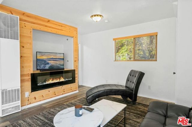 993 Cameron Drive, Big Bear CA: https://media.crmls.org/mediaz/c587d399-9fb4-4efd-912e-b06526e874b3.jpg