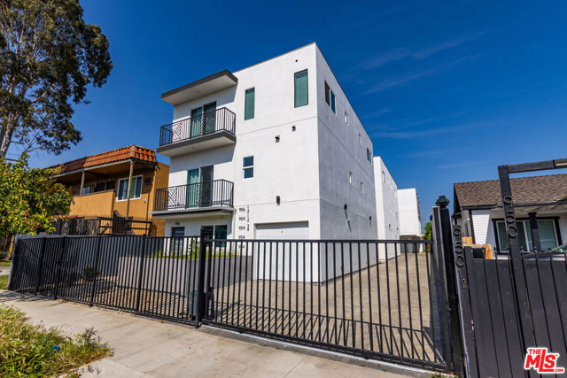 954 N Kingsley Drive, Los Angeles CA: https://media.crmls.org/mediaz/c587de57-2cd2-4e4c-9fbb-d45e4c7b6a02.jpg