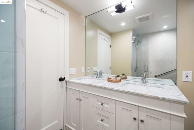 6528 Dover St, Oakland CA: https://media.crmls.org/mediaz/c588441f-6b31-473d-b223-5edef4cddfe4.jpg