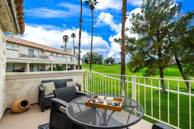 285 Desert Falls E Drive, Palm Desert CA: https://media.crmls.org/mediaz/c5885649-0fa8-41ed-81b2-7eada6c29174.jpg