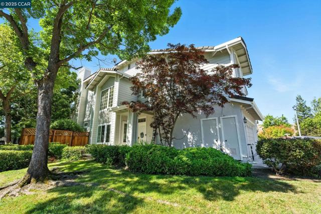 89 Amberfield Ln, Danville CA: https://media.crmls.org/mediaz/c58895aa-23b6-4686-9990-6a21dbdcac7f.jpg