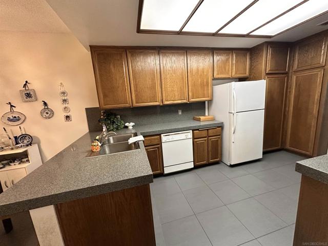 13078 Mindanao Way, Marina del Rey CA: https://media.crmls.org/mediaz/c589328c-0c32-4248-bb36-1097038d1a50.jpg