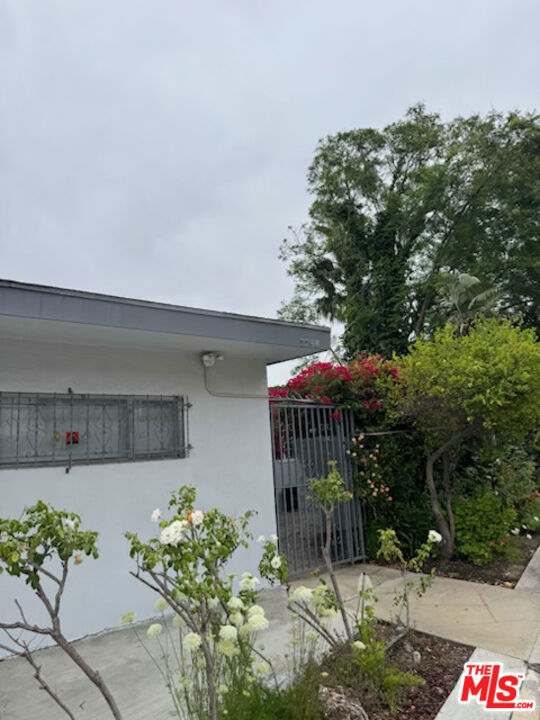 2266 Ronda Vista Drive, Los Angeles CA: https://media.crmls.org/mediaz/c589c5db-a194-4077-807f-d32d089dbc20.jpg