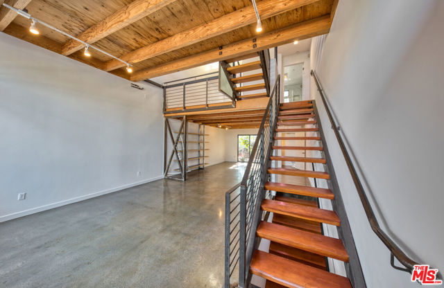 1113 Electric Avenue, Venice CA: https://media.crmls.org/mediaz/c589f853-86bd-458e-977e-280ce55d56c4.jpg
