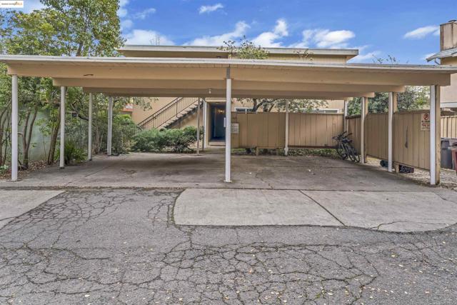 389 Somerset Rd, Piedmont CA: https://media.crmls.org/mediaz/c58a9a42-fe34-462c-a486-92ebcd80e751.jpg