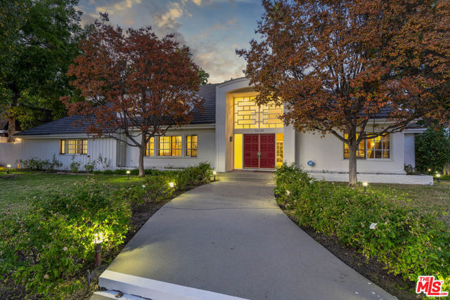 15405 Valley Vista Boulevard, Sherman Oaks CA: https://media.crmls.org/mediaz/c58c3260-a767-4bfb-9d9f-2c96ec5e2d09.jpg