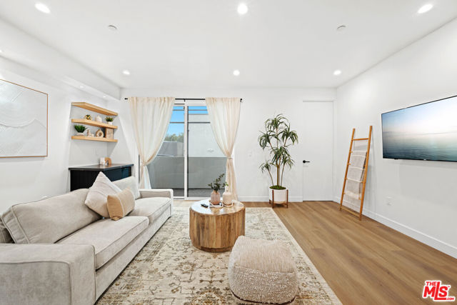 841 N Mccadden Pl, Los Angeles CA: https://media.crmls.org/mediaz/c58cbee3-2dee-4b9f-b5d6-a9fb4e9a51b2.jpg