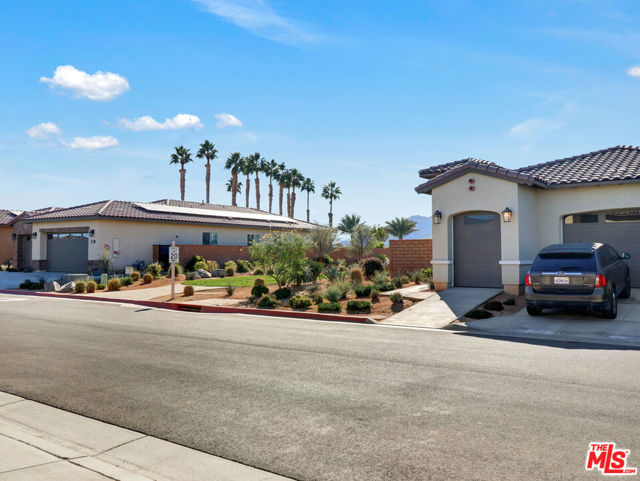 80240 Platinum Way, La Quinta CA: https://media.crmls.org/mediaz/c58f5e42-8c28-47d8-b743-2160710734e3.jpg