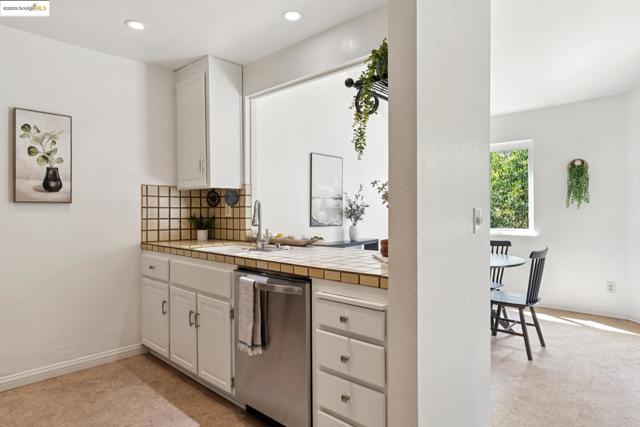 5 Harwich Walk, Pleasant Hill CA: https://media.crmls.org/mediaz/c58f7d84-1dd9-4e14-b737-483fdb837e24.jpg