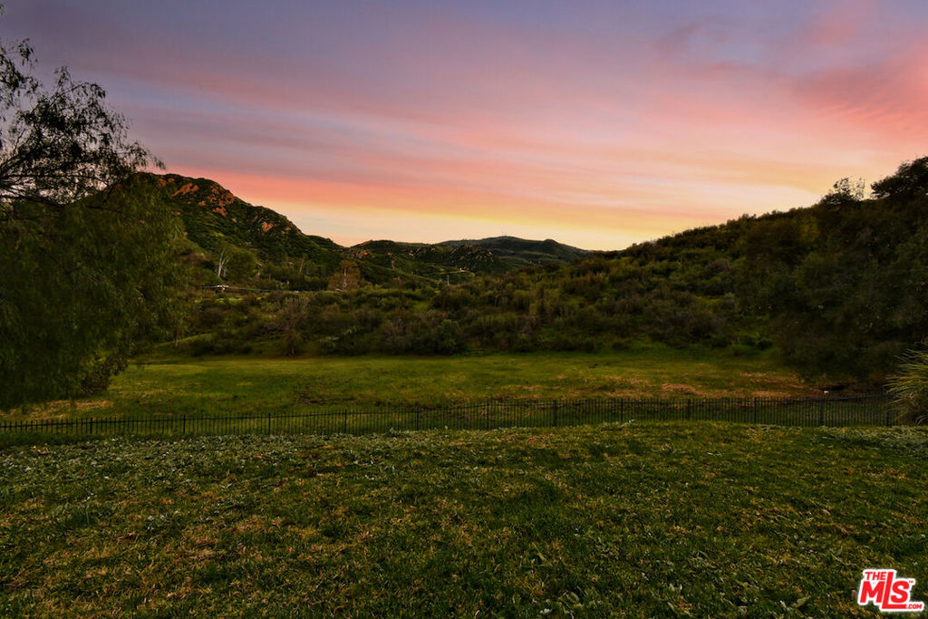 https://media.crmls.org/mediaz/c58fb4cf-61a4-4114-b002-b327c4e3a00e.jpg?preset=X-Large