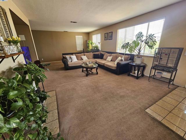 13440 Forestwood Way, Lathrop CA: https://media.crmls.org/mediaz/c5907d58-3351-461f-a2d4-47de05880e2b.jpg