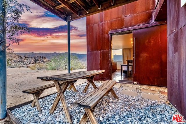 63131 Rocking Chair Road, Joshua Tree CA: https://media.crmls.org/mediaz/c59138a2-db22-4190-bf13-765fa2bd4644.jpg