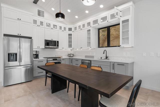 341 Hidden Pines Road, Del Mar CA: https://media.crmls.org/mediaz/c592d193-5529-4184-99c1-93db67cf8882.jpg