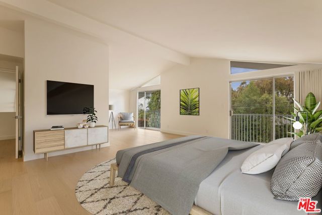 650 N Tigertail Road, Los Angeles CA: https://media.crmls.org/mediaz/c59303e0-e6d6-4c30-864a-d1aef851ff20.jpg