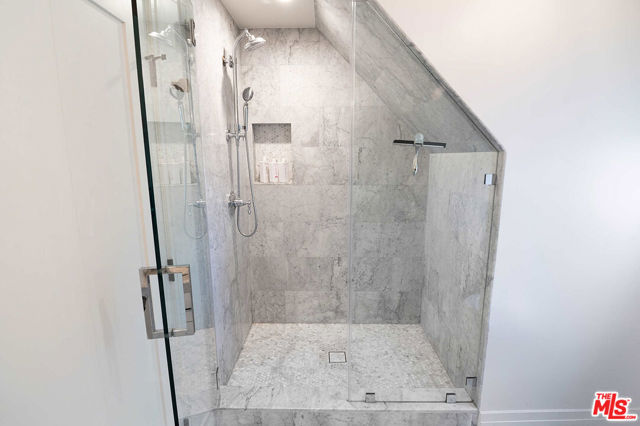 342 N Citrus Avenue, Los Angeles CA: https://media.crmls.org/mediaz/c593624a-8a3f-4b85-986a-5f9288b062c5.jpg