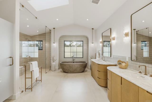 Detail Gallery Image 41 of 72 For 8341 La Jolla Scenic Dr, La Jolla,  CA 92037 - 5 Beds | 5/1 Baths