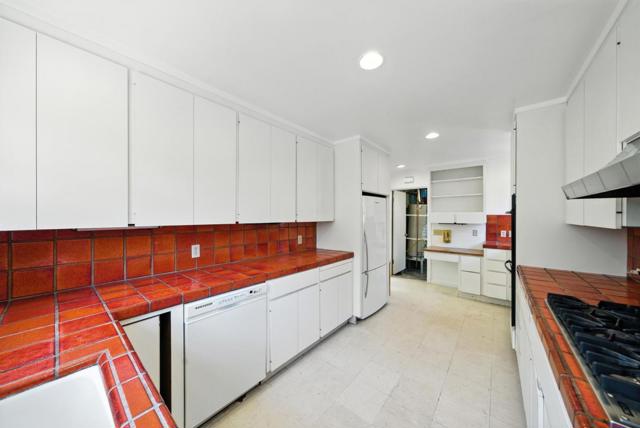 3920 Oneill Drive, San Mateo CA: https://media.crmls.org/mediaz/c593e0e8-c55c-4e88-9269-de17a91eb31f.jpg