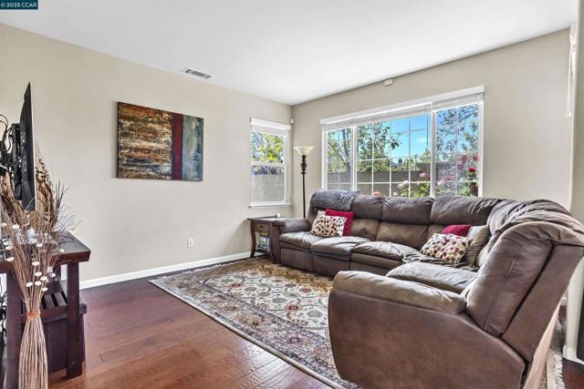 1186 Waverly Cir, Hercules CA: https://media.crmls.org/mediaz/c5944072-48ff-4566-89c9-3c6419175e57.jpg