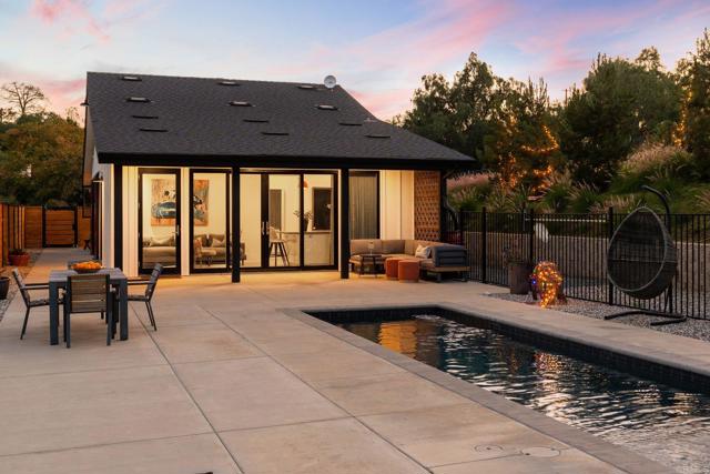 Detail Gallery Image 2 of 75 For 6937 Kellyn Ln, Vista,  CA 92084 - 4 Beds | 4/1 Baths