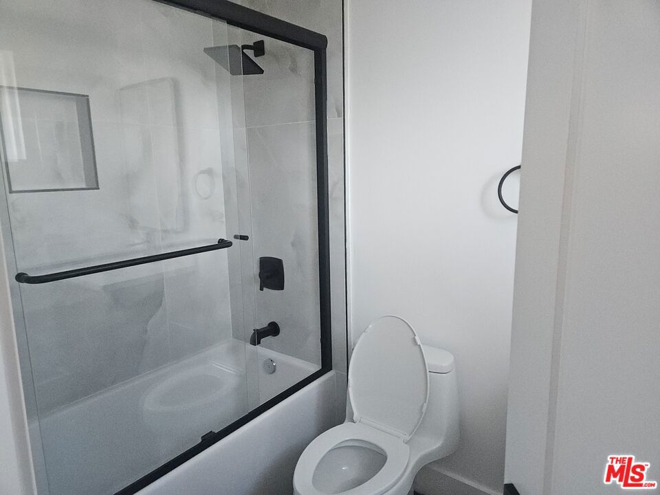 https://media.crmls.org/mediaz/c594b0bf-2ef0-454d-b5c2-e871ea6e83e7.jpg?preset=X-Large