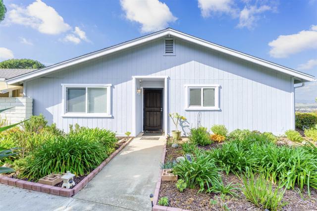 4382 Dowitcher Way, Oceanside CA: https://media.crmls.org/mediaz/c594d158-5303-4bdb-85d1-b2f340a1c070.jpg