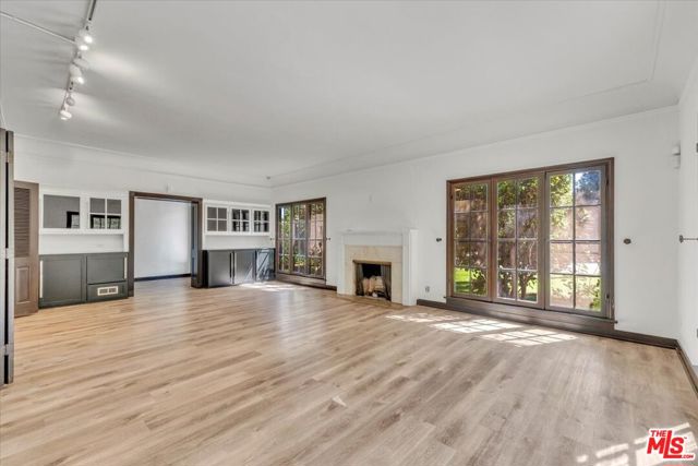 626 N Canon Drive, Beverly Hills CA: https://media.crmls.org/mediaz/c595bea3-83cd-4c4e-8525-ae66a5527058.jpg