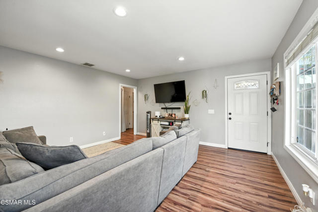 5327 Heather Street, Camarillo CA: https://media.crmls.org/mediaz/c595c7bf-534c-4041-b8cc-d9e6462a84fb.jpg