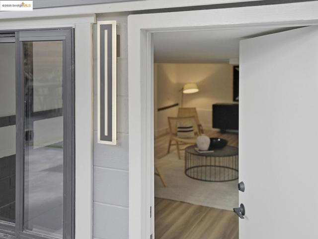 3274 Encinal Ave, Alameda CA: https://media.crmls.org/mediaz/c5973a2f-2355-4521-9eb0-54d664e84c4d.jpg