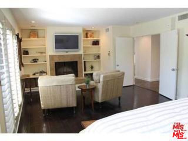 8049 Briar Summit Drive, Los Angeles CA: https://media.crmls.org/mediaz/c5973a73-4698-4770-9bd3-5d3208e7b9c4.jpg