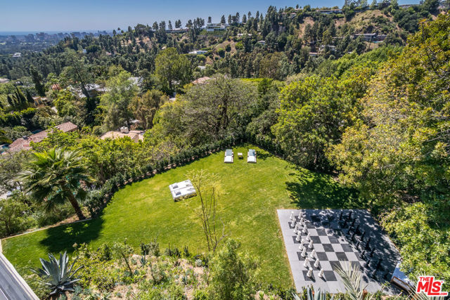 9406 Lloydcrest Drive, Beverly Hills CA: https://media.crmls.org/mediaz/c597601b-6ce3-4875-ae25-98d97ad251d8.jpg