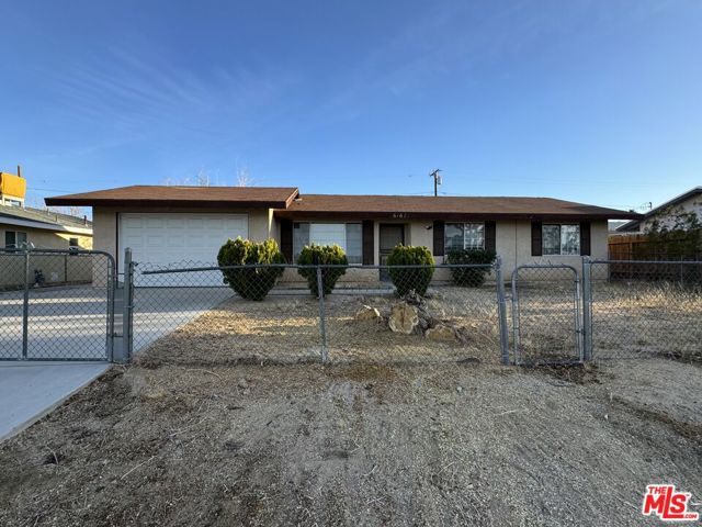 61627 Capilla Drive, Joshua Tree CA: https://media.crmls.org/mediaz/c597a4c1-cdcc-454f-8a0e-99bf8da0a221.jpg