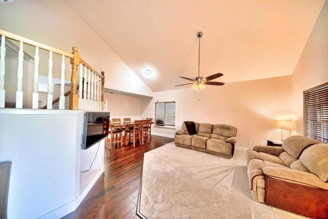 4516 Old Mill Ct, Salida CA: https://media.crmls.org/mediaz/c597b067-7fa3-45bf-8524-606fb6bdf2af.jpg