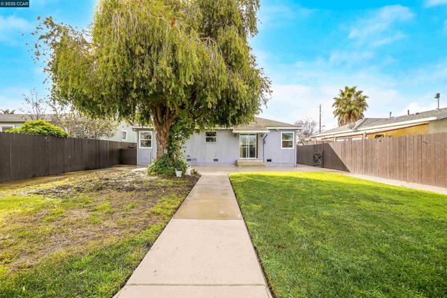 2421 Lincoln Ave, Richmond CA: https://media.crmls.org/mediaz/c597c741-66d7-429c-b08d-1c4ef0af9e75.jpg