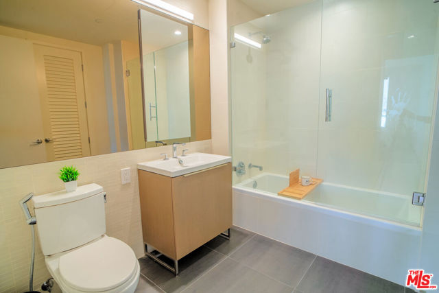 889 Francisco Street, Los Angeles CA: https://media.crmls.org/mediaz/c59812c4-940b-4e4e-b3d5-3720da9b9ca8.jpg