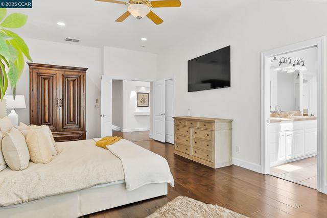 2058 Marazzani Dr, Martinez CA: https://media.crmls.org/mediaz/c5981e03-9ef7-4f60-bd4d-e6c20cb21b62.jpg