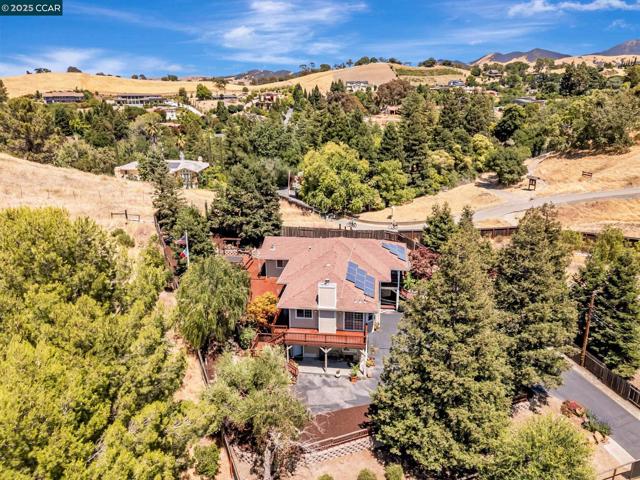 631 La Vista Rd, Walnut Creek CA: https://media.crmls.org/mediaz/c598aeb8-4bd5-465d-9572-53a537e895b4.jpg