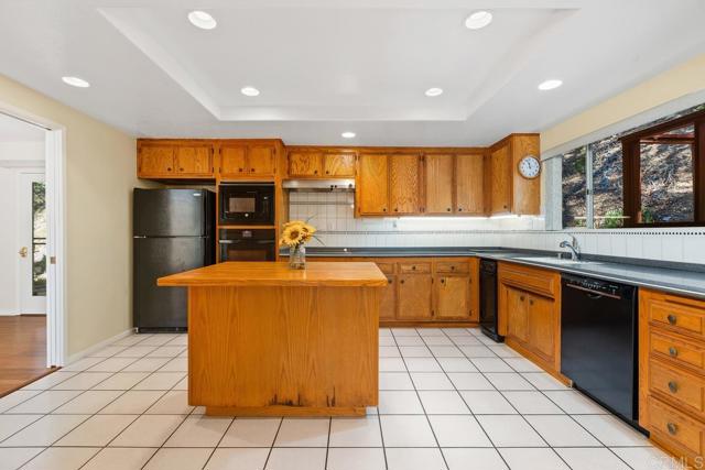 Detail Gallery Image 15 of 59 For 28444 Fallen Tree Ln, Escondido,  CA 92026 - 3 Beds | 2/1 Baths