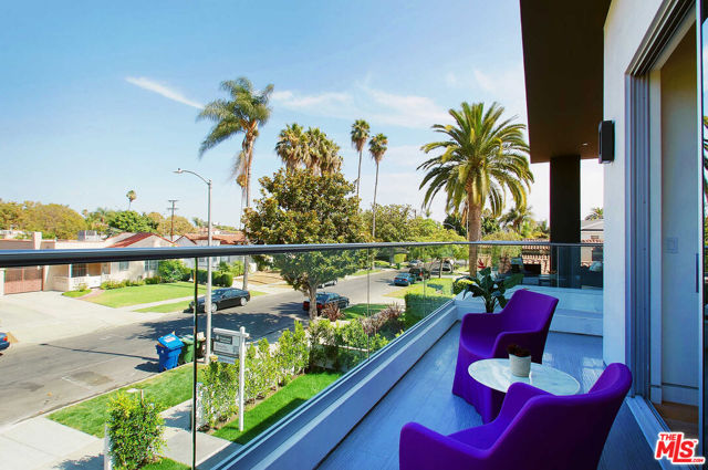 429 N Sweetzer Avenue, Los Angeles CA: https://media.crmls.org/mediaz/c5997299-f0c3-4a9c-afb9-50b5dceab42b.jpg