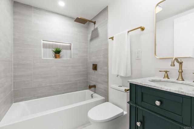 6802 MAURY DR, San Diego CA: https://media.crmls.org/mediaz/c599dffd-77d8-4e2b-a580-b149f671b7ca.jpg