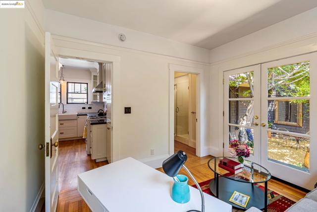 6108 Hillegass Ave, Oakland CA: https://media.crmls.org/mediaz/c59a5d1b-9987-48c4-b294-033026b53b16.jpg