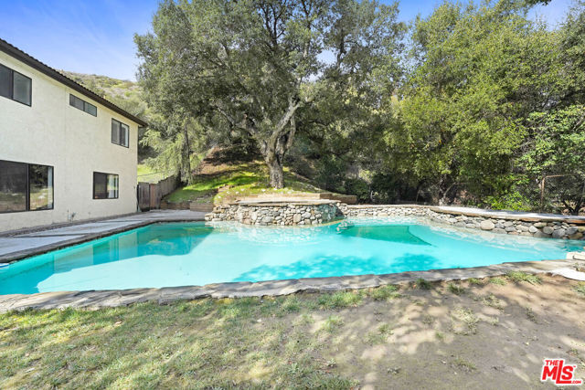 4911 Calle Robleda, Agoura Hills CA: https://media.crmls.org/mediaz/c59a7754-df12-4e61-980c-35bad8d4839c.jpg