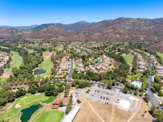 2385 Amber Oak Ln, Escondido CA: https://media.crmls.org/mediaz/c59b1f69-9ece-48f4-9b49-b9035bb139e6.jpg