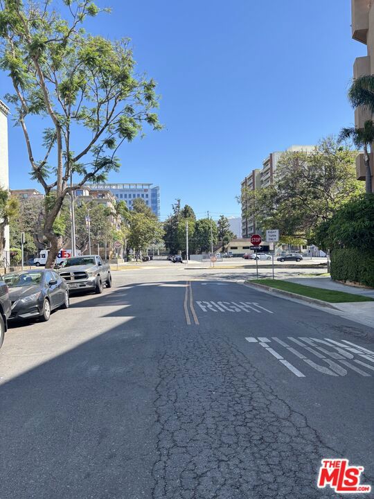 8568 Burton Way, Los Angeles CA: https://media.crmls.org/mediaz/c59b9c34-625f-4661-9679-a0620556ffbd.jpg