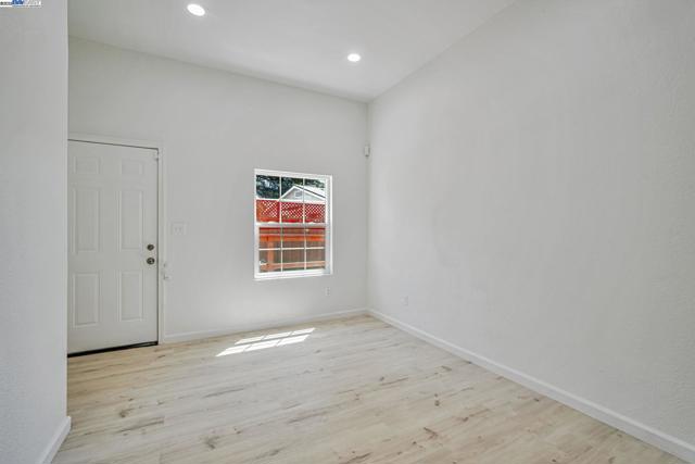 3920 Gravenstein Hwy, Sebastopol CA: https://media.crmls.org/mediaz/c59cced9-b8a9-43d1-b9f4-88b94fde5379.jpg