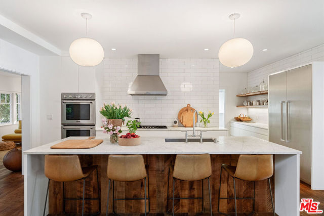 729 Superba Avenue, Venice CA: https://media.crmls.org/mediaz/c59d12eb-bbac-454d-9ee6-2481926ac47d.jpg