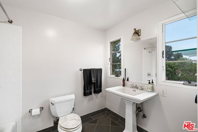 4310 Cedarhurst Circle, Los Angeles CA: https://media.crmls.org/mediaz/c59d4593-e330-45fe-9b18-7e803f9d0fb6.jpg