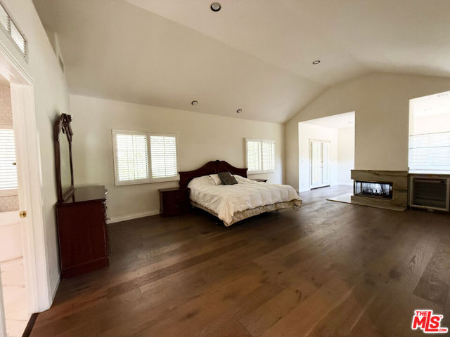 15020 Encanto Drive, Sherman Oaks CA: https://media.crmls.org/mediaz/c59e4f59-99dc-40ac-8472-8240944cd058.jpg