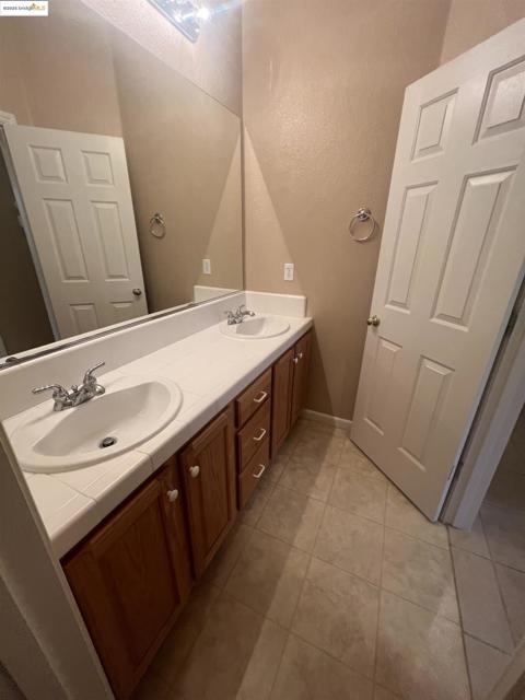 613 Kenwood Dr, Brentwood CA: https://media.crmls.org/mediaz/c59e5fad-277f-4768-831b-a30a9f2c54e4.jpg