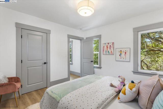 689 Santa Ray Ave, Oakland CA: https://media.crmls.org/mediaz/c59f8939-e02c-4c43-8174-d2b94d6cce28.jpg