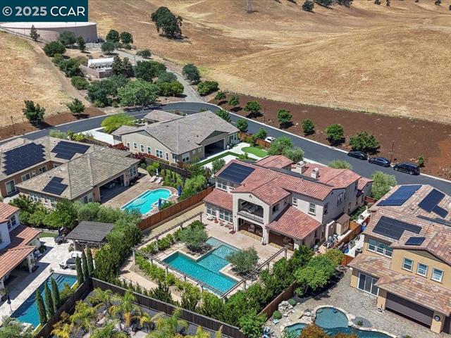 1927 Vintage Cir, Brentwood CA: https://media.crmls.org/mediaz/c59f9c3a-3d6c-4e85-9d67-d1064c244f8e.jpg